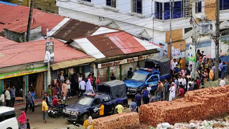 নারায়ণগঞ্জে ফ্ল্যাট থেকে বাবা-মা-সন্তানের মরদেহ উদ্ধার নারায়ণগঞ্জে ফ্ল্যাট থেকে বাবা-মা-সন্তানের মরদেহ উদ্ধার